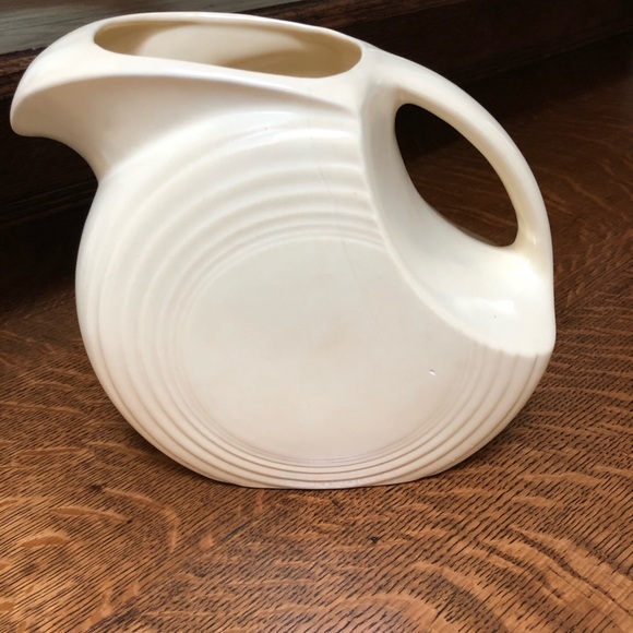 Fiesta Vintage Butter Yellow Pitcher 1940s Large Full Size - Picture 1 of 8